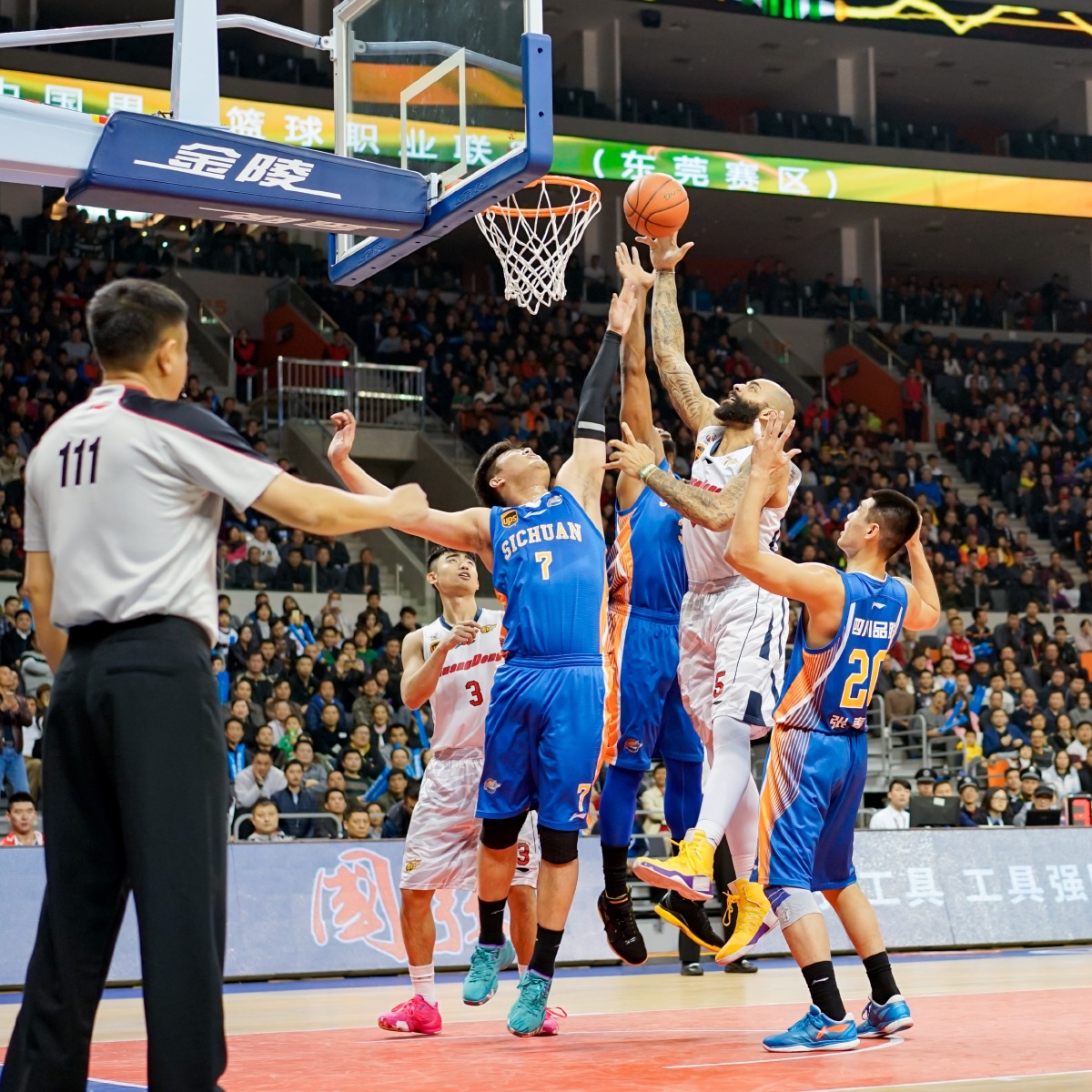 阿迪官网闹乌龙：阿根廷球衣可选印欧预赛臂章，甚至有人已收货（阿迪官网出错：阿根廷球衣竟可加印欧预赛臂章，已有买家收货）