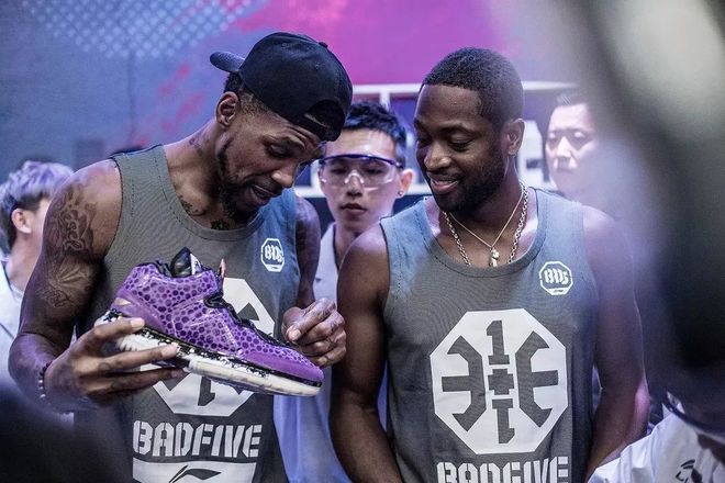 默特萨克、于大宝观战梅州U15vs浙江U15，并与小球员互动（默特萨克与于大宝现场观看梅州U15对浙江U15，并与小球员亲切互动）