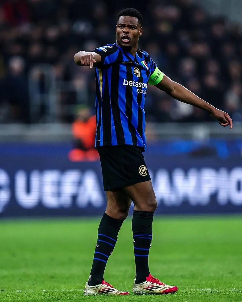 西甲半场：伦布雷拉斯闪击，亚马尔破门，巴萨2-1阿拉维斯（西甲半场战报：伦布雷拉斯开场闪击，亚马尔建功，巴萨2-1领先阿拉维斯）