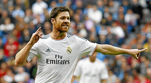 说啥了？詹姆斯把独行侠替补席逗得笑翻天（詹姆斯妙语惹笑，独行侠替补席笑成一片）