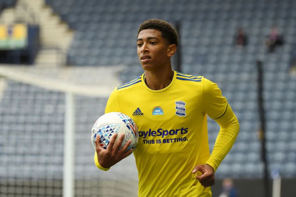 皇马对塞维利亚裁判确定，上赛季未罚下飞铲姆巴佩球员惹争议（皇马战塞维利亚主裁确定：曾因上季未将飞铲姆巴佩者罚下而引争议）