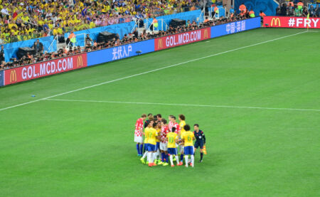 篮球篮网训练场出现意外，球员手指受伤（篮网队训练中突发意外，球员手指受伤）