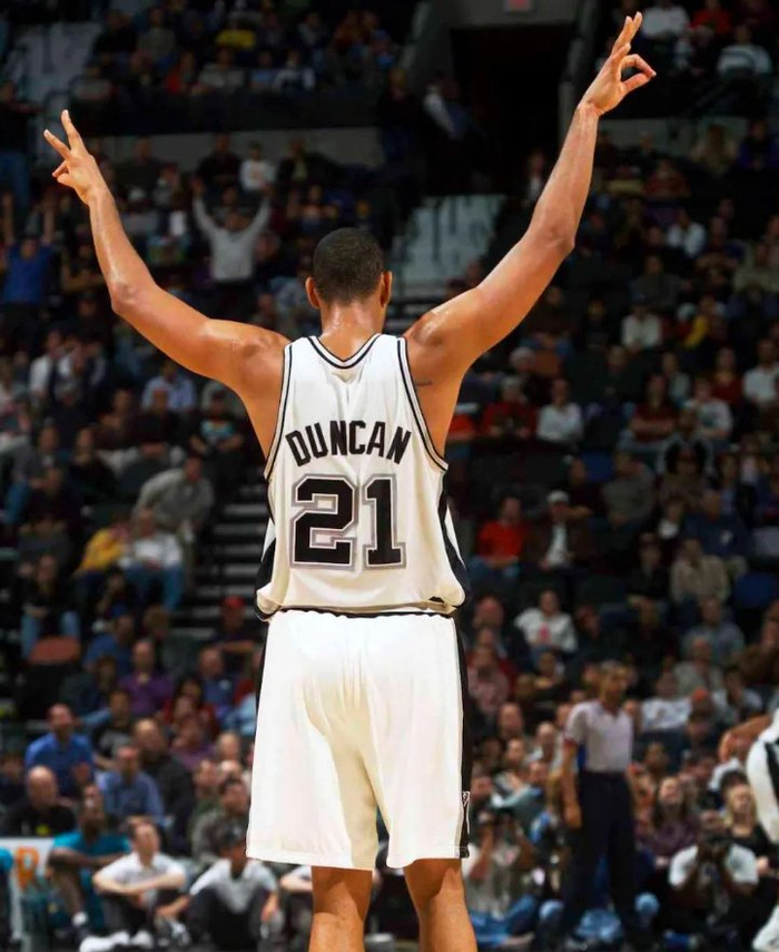 为国出战14次打进1球，尹鸿博获得印有19号的国足纪念球衣（尹鸿博获国足19号纪念球衣：14次出场打入1球）