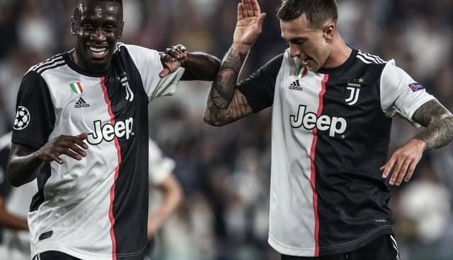 足球装备的科技革新解析（足球装备科技革新深度解读）