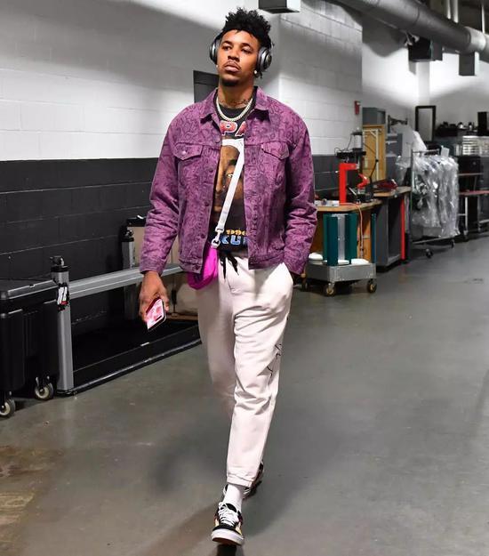 不理智，战乌兹的熊猫杯中，汪士钦职业生涯首次染红（熊猫杯对阵乌兹别克斯坦，汪士钦职业生涯首张红牌）